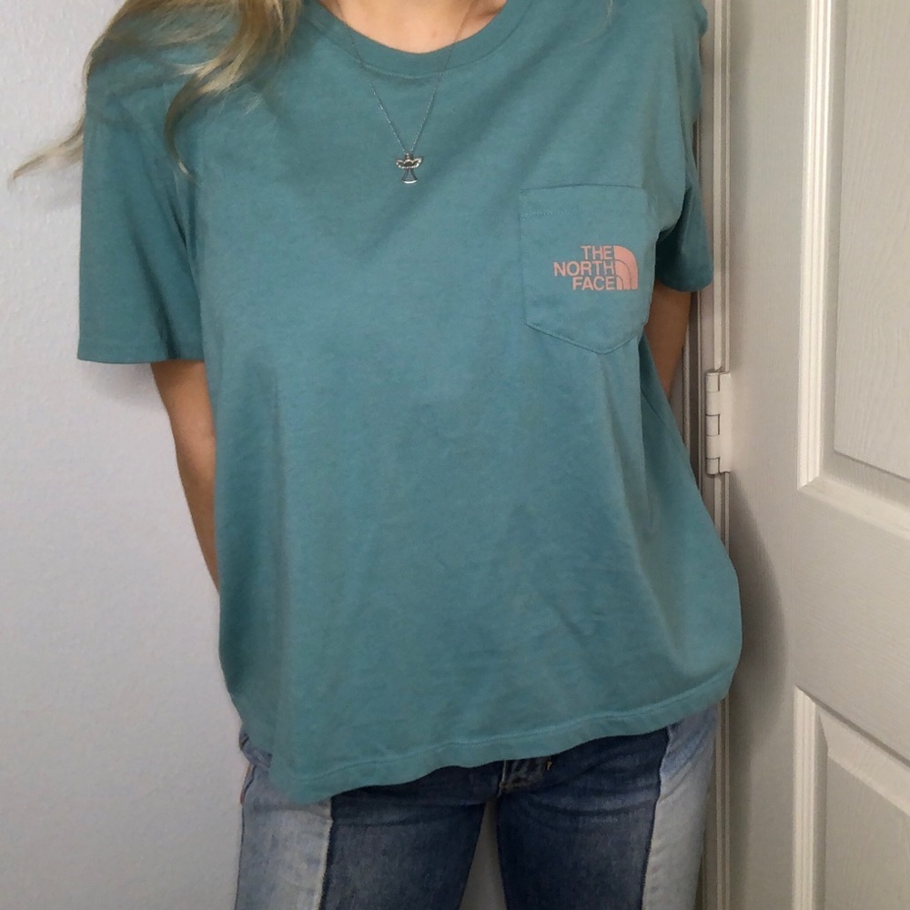 Hey everyone! I’m selling a North Face t-shirt!